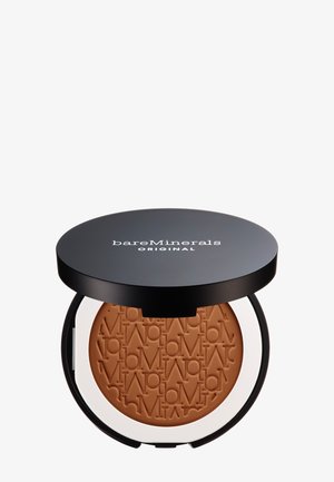 Kompakter Puder in einem schwarzen runden Etui mit weißen Akzenten. Der Puder ist beige und verfügt über ein geprägtes Logomuster auf der Oberfläche.
