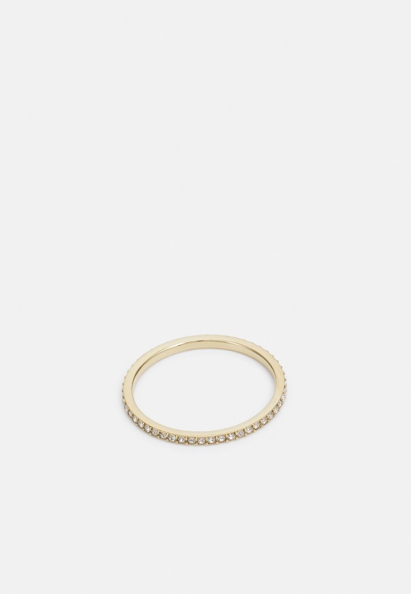 Anneau fin en or avec de petites pierres précieuses claires et réparties uniformément tout autour de l'anneau sur un fond blanc.