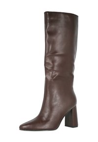 Bota de cuero marrón oscuro hasta la rodilla con punta afilada y tacón grueso, mostrada en perfil lateral sobre fondo blanco.