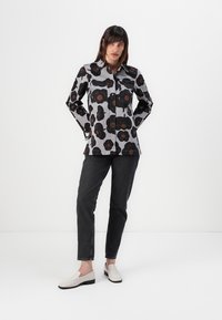 Marimekko ARIA TUMMA - Blúzka so zapínaním na gombíky - grey/black/brown