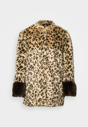 Kaput s leopard uzorkom od umjetnog krzna s okruglim ovratnikom, zatvaranjem na pet dugmadi i tamnosmešnim krznom na manžetama. Mekana tekstura.