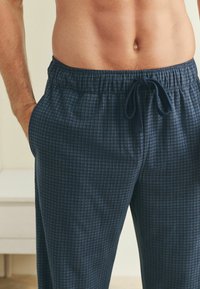 Next REGULAR FIT - MICROCHECK MOTIONFLEX COSY - Pyjamabroek - navy blue
