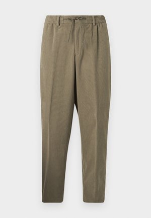 Taupe kordfløjspants med elastisk bælteløkker, bæltestropper og snor, lige benudskæring mod en helt hvid baggrund.