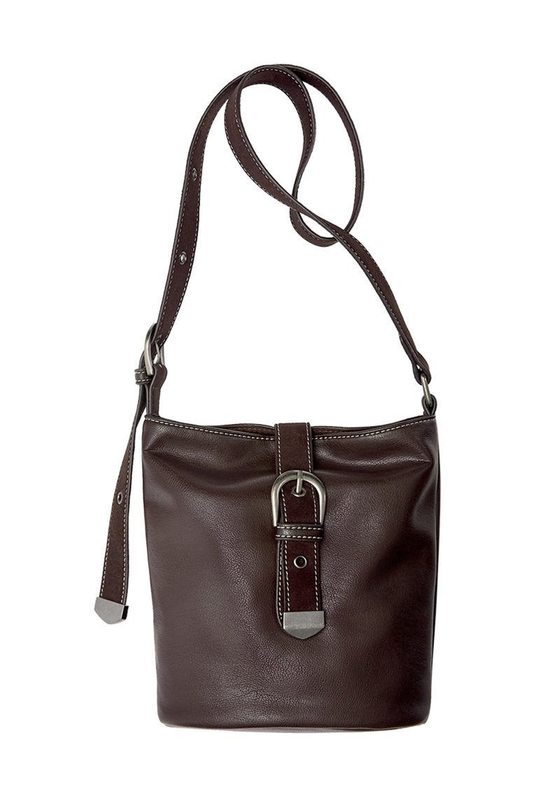Braune Leder-Eimerhandtasche mit strukturierter Oberfläche, verstellbarem Riemen und silberfarbener Hardware, die mit einem charakteristischen Schnallen-Detail versehen ist.