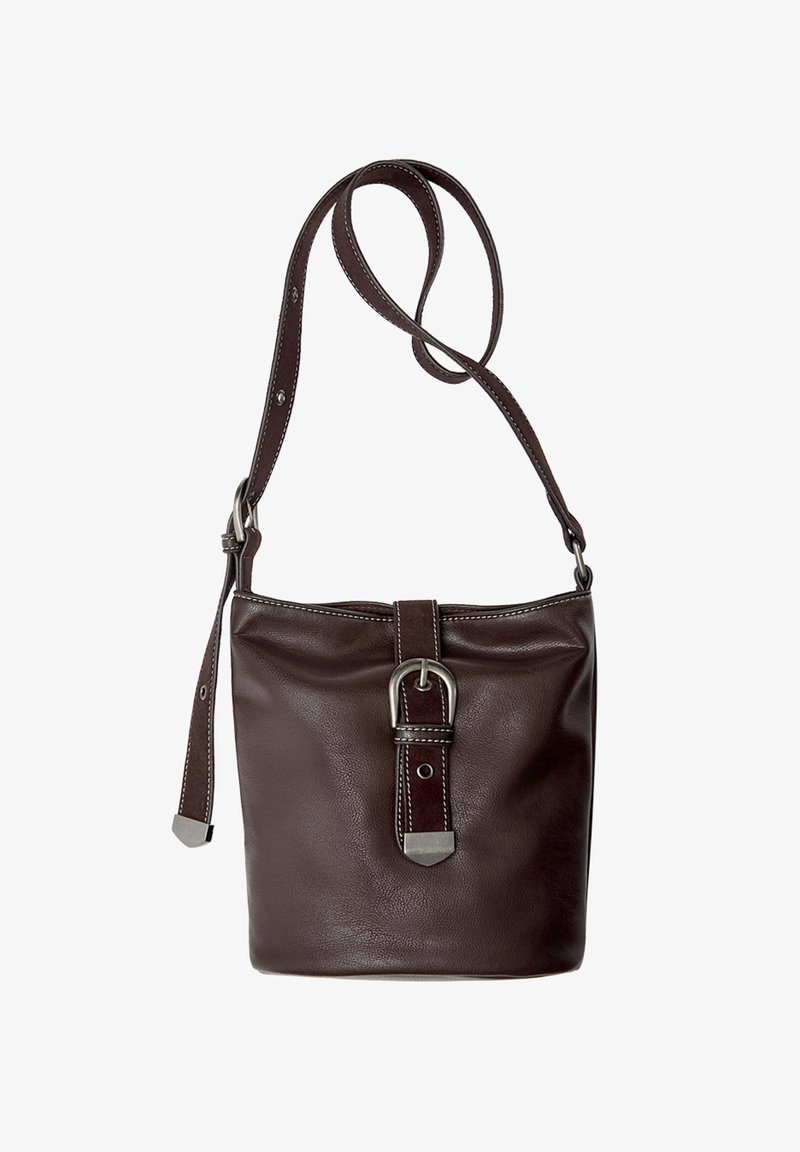 Borsa a secchiello in pelle marrone con finitura testurizzata, tracolla regolabile e accessori in metallo argentato con un distintivo dettaglio con fibbia.