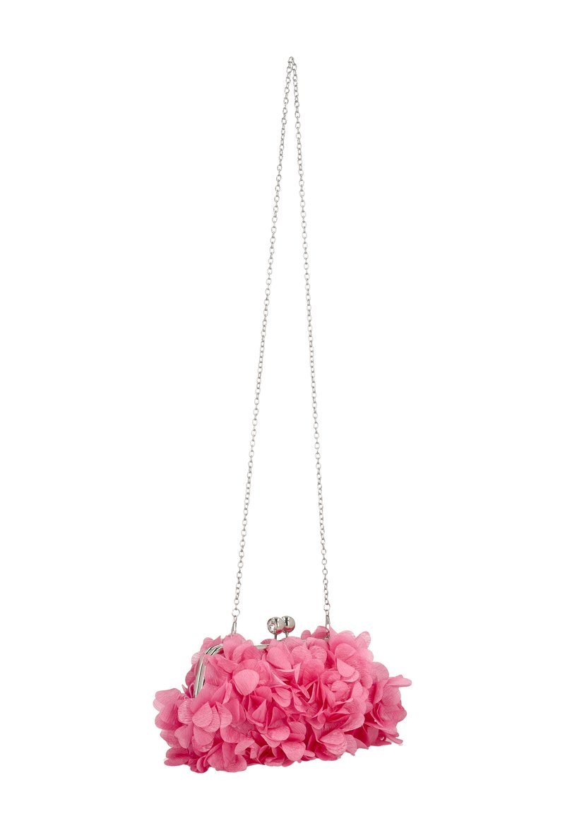 Borsa rosa realizzata con fiori di tessuto, con tracolla a catena argentata e chiusura metallica. Forma arrotondata con un design floreale strutturato.