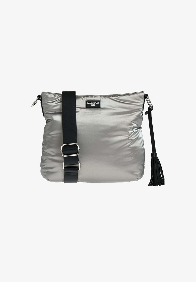 Sac bandoulière argenté rembourré avec sangle noire réglable, boucle argentée, détail de frange et patch de logo rectangulaire.