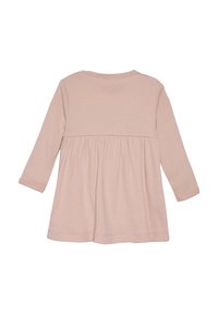 Fletspink geribbeld jurkje met lange mouwen, ronde halslijn en een geraffineerde taille, met een gladde textuur en een eenvoudig ontwerp.