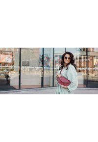 VUCH TRICIA - Taška s příčným popruhem - wine red