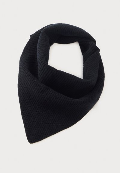 Écharpe triangulaire en maille côtelée noire pliée en boucle sur un fond clair uni.