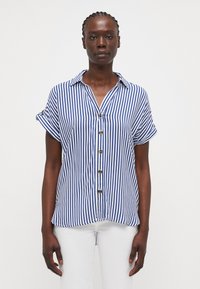 Blauw-wit gestreepte korte mouwen overhemd met knoopsluiting, kraag en gouden knopen, met een ontspannen pasvorm en opgerolde mouwen.