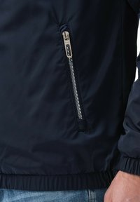 Ombre HOODED WINDBREAKER OM JANP - Giacca da mezza stagione - navy blue