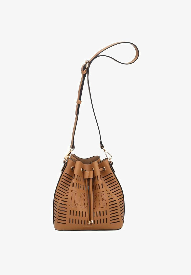 Borsa a secchiello in pelle color tan con motivi orizzontali e verticali ritagliati. Presenta una chiusura a coulisse e una tracolla regolabile. Accentuata da un dettaglio "LOVE".