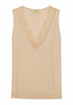 Beżowy bezrękawnik z dzianiny o głębokim dekolcie w kształcie litery V, ozdobiony delikatną koronką i małą okrągłą metalową metką z logo przy krawędzi.