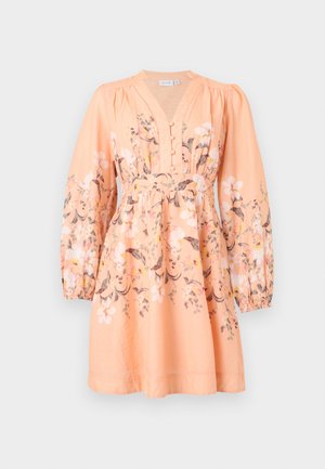 Rochie cu mâneci lungi, culoarea piersicii, cu modele florale, decolteu în V, detalii cu nasturi în față și manșete elastice.