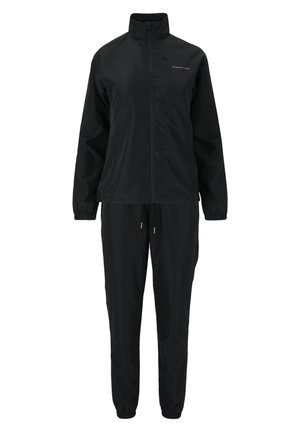 Sort atletisk træningsdragt bestående af en jakke med lynlås og ståkrave samt bukser med elastisk talje. Lavet af letvægts, glat materiale.