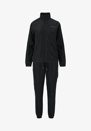 Sort atletisk træningsdragt bestående af en jakke med lynlås og ståkrave samt bukser med elastisk talje. Lavet af letvægts, glat materiale.