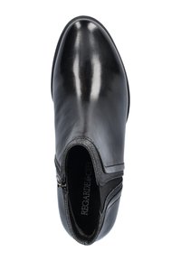 Zwarte leren enkellaars met een slank ontwerp. Voorzien van een ronde neus, zij-elastische panelen en een kleine rits voor gemakkelijk aan- en uittrekken.