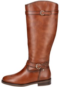 Stivale marrone in pelle alto fino al ginocchio con una texture liscia, punta tonda e una cinghia decorativa alla caviglia con un accento metallico circolare.