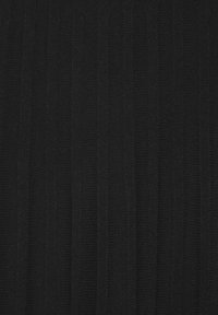 Tessuto nero lavorato a maglia con una texture a righe verticali, creando un delicato motivo a linee. Il materiale appare morbido ed elastico.