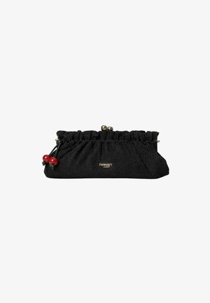 Bolso de mano negro con textura, parte superior fruncida, cierre metálico, decoración de cuentas rojas en forma de cereza y pequeño logotipo dorado "Twinset" en el frente.
