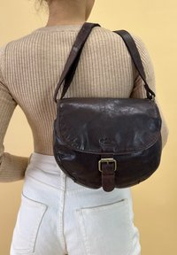 Gusti Leder STEFANIE - Torba čez telo - dunkelbraun