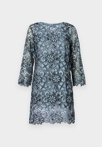 Blå spetsklänning med trekvartsärmar, blommönster, vågig fåll och rund halsringning. Genomskinligt tyg med texturkontrast.