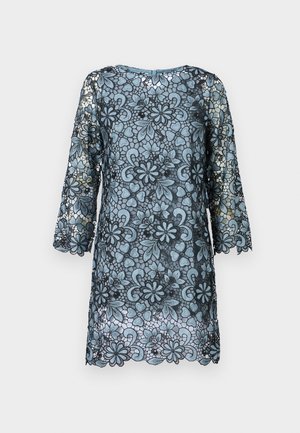 Niebieska sukienka z koronką, z rękawami do trzech ćwiartek, w kwiatowy wzór, z falbaniastym dołem i okrągłym dekoltem. Przezroczysty materiał o różnorodnej teksturze.