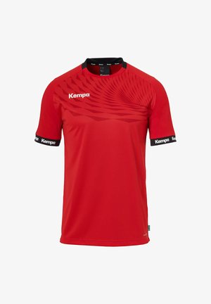 Rød sports T-shirt lavet af letvægtsmateriale, med et dynamisk mønster, sort krave og elastiske manchetter med logo accenter.