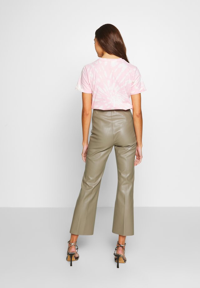 KAYLEE KICKFLARE PANTS - Pantalones - brindle