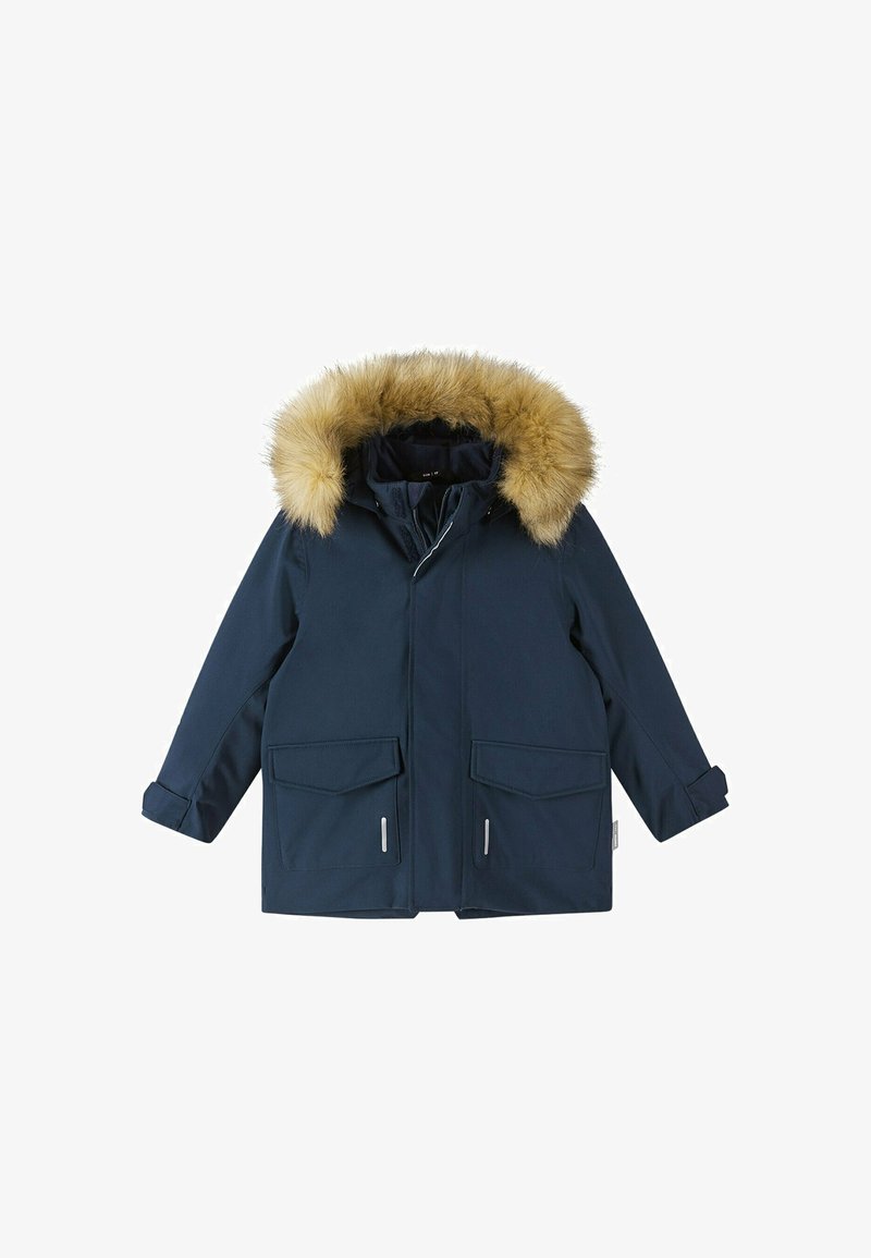 Giacca parka blu navy con cappuccio bordato in pelliccia, due grandi tasche frontali e chiusura con zip. Realizzata in materiale resistente all'acqua, presenta polsini arrotolati.