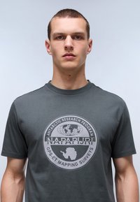 Napapijri S-BOLLO 2 - Camiseta estampada - green urban