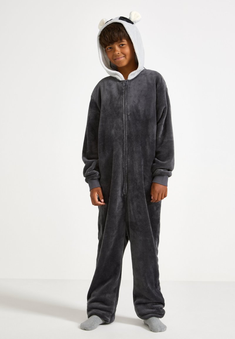 Une combinaison en polaire grise avec fermeture éclair, dotée d'une capuche sur le thème des pandas avec des oreilles et des poignets côtelés. Texture douce et coupe décontractée.