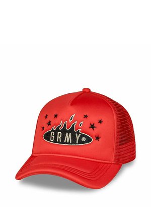 Gorra trucker roja de malla con visera curvada, que muestra un diseño negro de llama y estrella y las letras GRMY bordadas en el panel frontal.