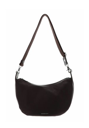Borsa a tracolla in pelle marrone scuro con tracolla regolabile e fibbie metalliche argento su sfondo bianco.
