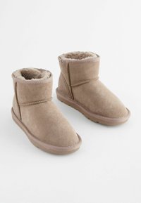 Braune Wildleder-Stiefeletten mit einer weichen, synthetischen Fellauskleidung, rundem Zehenbereich und gesteppten Akzenten. Niedrigprofil-Gummisohle für besseren Halt.