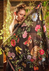 Sort tørklæde med et blomster- og sommerfuglmotivet i livlige farver. Har dyr og intrikate mønstre på blødt stof.