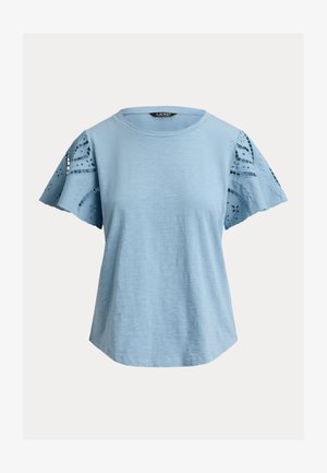 Ανοιχτό μπλε κοντομάνικο τοπ με στρογγυλή λαιμόκοψη και κεντημένα, δαντελωτά μανίκια με ανοίγματα, παρουσιασμένο σε απλό φόντο.