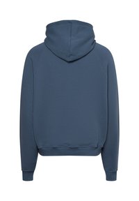 Modrá bavlnená mikina s kapucňou, prieduchmi na rukávoch, šnúrkou na kapucni a jemnou textúrou, zobrazená zozadu.