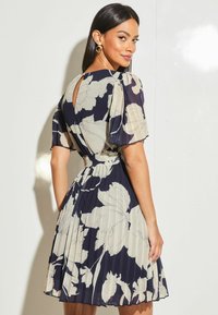 Lipsy FLUTTER SLEEVE REGULAR FIT - Denné šaty - navy blue floral