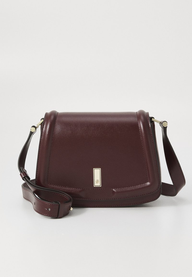 Borsa a tracolla in pelle bordeaux con un design strutturato, hardware in tono dorato e una tracolla regolabile. Texture liscia con sottili dettagli di cucitura.