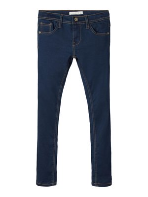 Jean bleu foncé en denim avec des coutures orange contrastantes, cinq poches, taille standard, et une coupe slim.