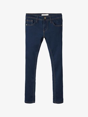 Tamno plave traperice s kontrastnim narančastim šavovima, pet džepova, standardni struk i slim fit dizajn.