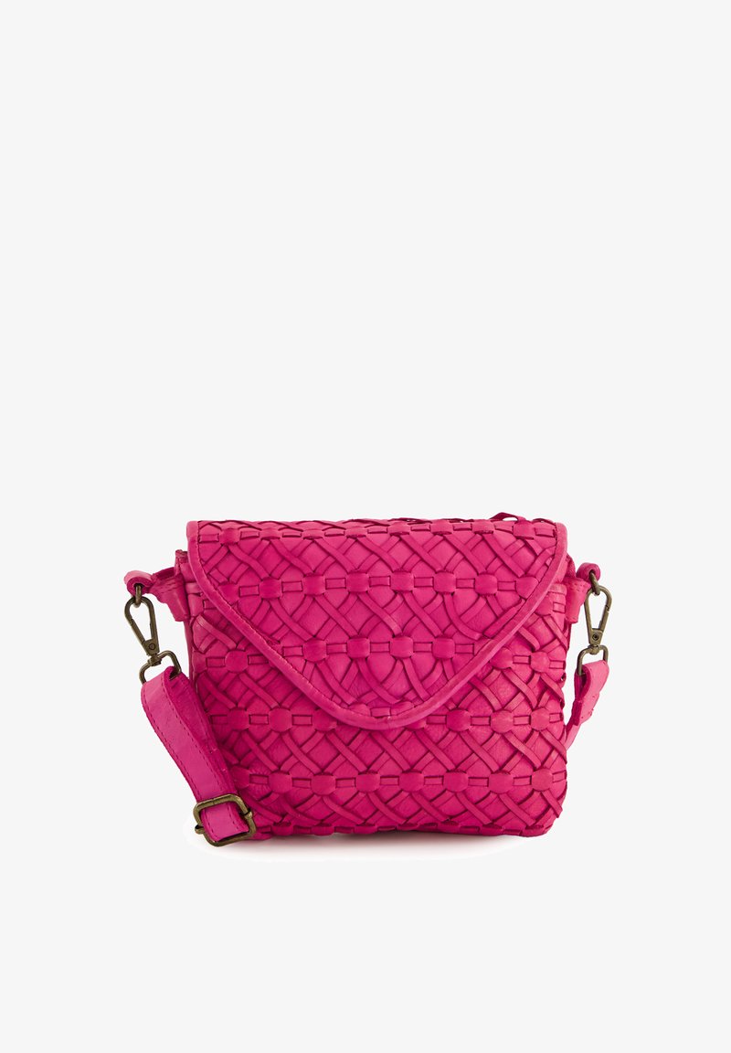 Geweven roze leren crossbody tas met klep sluiting, verstelbare schouderband en decoratief knoop patroon. Voorzien van metalen hardware accenten.