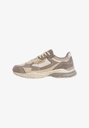 Sneaker med en blanding av beige og grå semsket skinn og mesh, med en tykk såle med flekker og beige snørelukking. Buede designelementer gjennom hele.