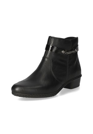 Bottes noires en cuir à la cheville avec un bout pointu, décorées d'une sangle brillante et d'une accent en chaîne. Talon bas et texture lisse.