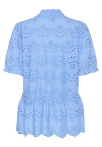 Blusa di cotone azzurro chiaro con motivi floreali ricamati, maniche a sbuffo, vita arricciata e orlo scallop. Vista posteriore mostrata.