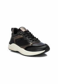 Zapatillas negras y bronce con parte superior de cuero texturizado, punta redonda, entresuela blanca contrastante y suela de goma negra con patrones circulares.