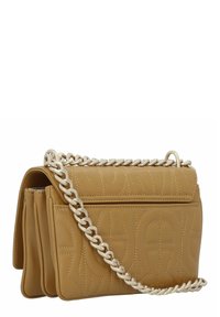 Borsa a mano in pelle beige con texture trapuntata, dotata di una tracolla in catena argentata e di forma rettangolare. In evidenza i motivi in rilievo sulla superficie.