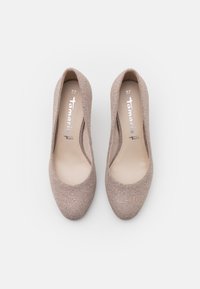 Paire de ballerines beige pour femmes en tissu texturé, bout arrondi, avec le nom de la marque "Tamaris" visible à l'intérieur, taille 37.